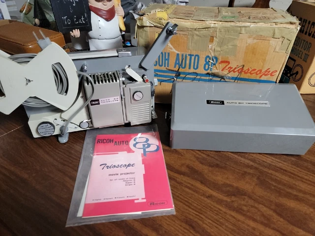VINTAGE 1970s RICOH TRIOSCOPE  8MM MOVIE PROJECTOR WITH ORIGINAL BOX