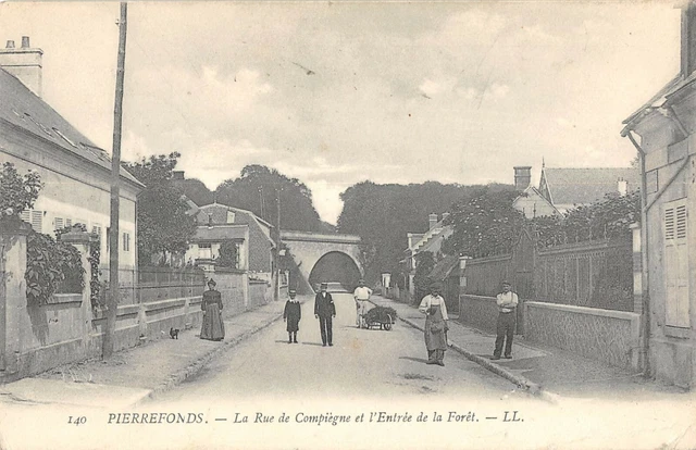 Cpa 60 Pierrefond Rue De Compiegne Entree De La Foret