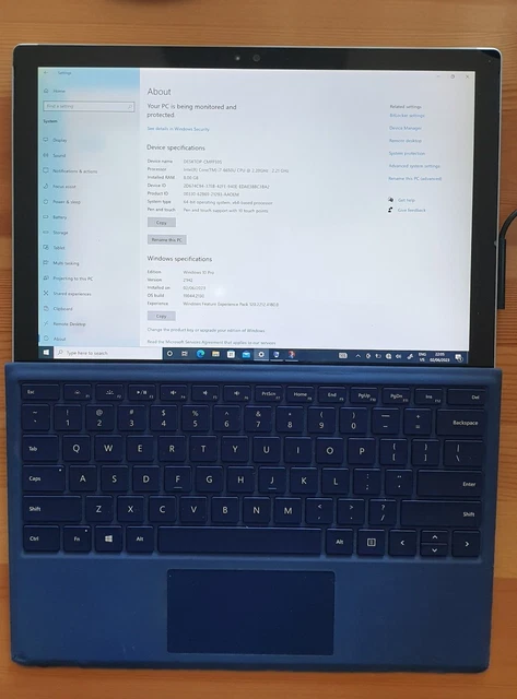 Microsoft Surface Pro 4 - i7 6650CPU, 256GB SSD, 8GB RAM, pen, keyboard, charger