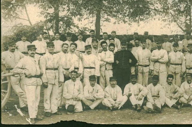 Guerre 1914-18 - Carte photo anime groupe de militaires 117 au jus