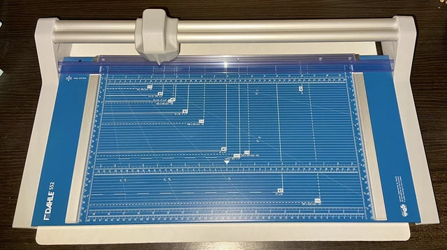 DAHLE 552 Rolling Blade Countertop Paper Trimmer