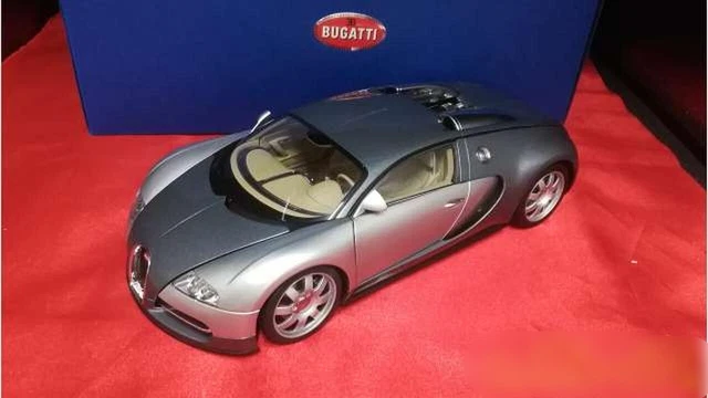 Autoart 1/18 Bugatti 16.4 Veyron 70902 Diecast Model Car Silver with Box Used