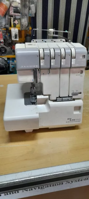 maquina de coser overlock JANOME  SEMI IMDUSTRIAL BLANCA