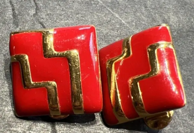 VTG 80s MONET MODERNIST RED ENAMEL SQUARE  GOLD PT LUX CLIP ON RUNWAY EARRINGS.