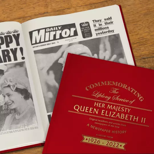 Queen Elizabeth II. Personalisiertes historisches Tuch Edition königliche Geschichte Geschenk