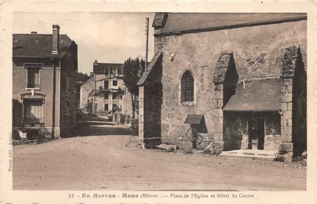 En Morvan - Moux - Place de l'église et hôtel du centre