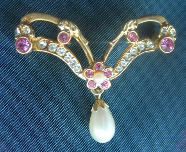 Broche Style Art Nouveau Métal Plaqué Or + Strass Blanc & Rose + Perle Pampille