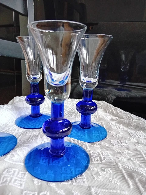 Verre Sur  Pied Bleu Intense