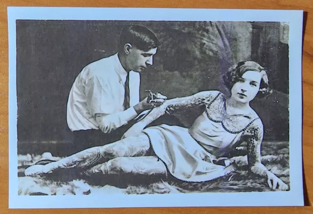 Foto de tatuaje tradicional de Bernard Kobel en caja y negro vintage tatuada cuerpo completo EE. UU.