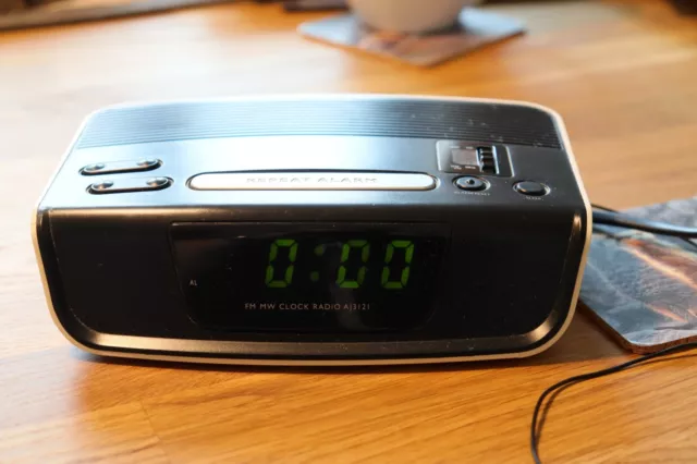 PHILIPS AJ3121 UHR Radiowecker FM/AM Schlummerfunktion mit Anleitung Schwarz
