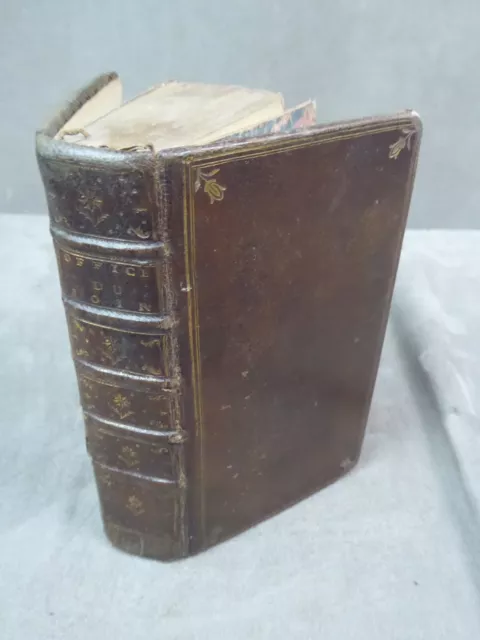 LIVRE D'EGLISE LATIN-FRANCOIS suivant le nouveau breviaire de Paris. 1760.