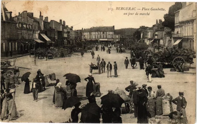 CPA AK BERGERAC-Place Gambetta un jour de marché (233867)