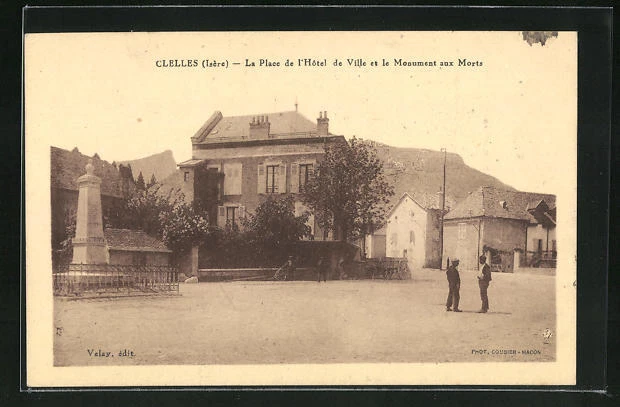 CPA Clelles, La Place de l´Hotel de Ville et le Monument aux Morts