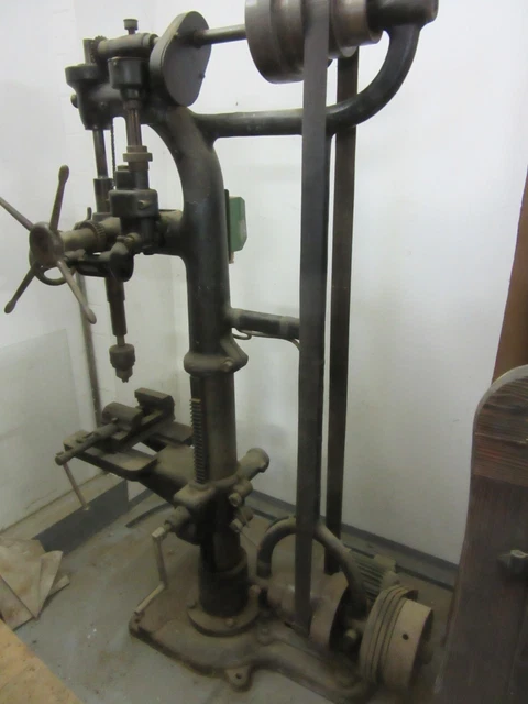 Alte Ständerbohrmaschine mit Maschinenschraubstock Alte Ständerbohrmaschine mit Maschinenschraubstock
