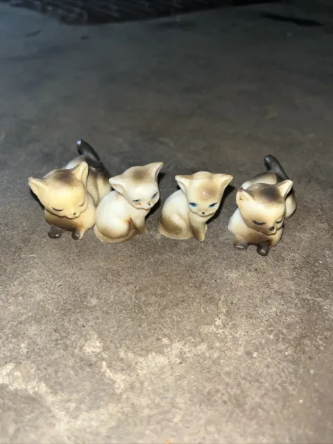 VTG  Siamese Cats Plastic Mini Set Figurines Blue Eyed Kitten& 2 ParentHong Kong