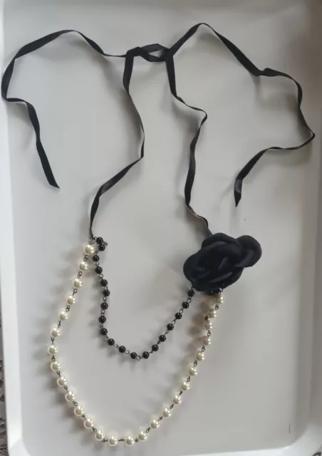 Collier De Perles Blanches Et Noires Avec Une Broche Rose Noire Marionnaud