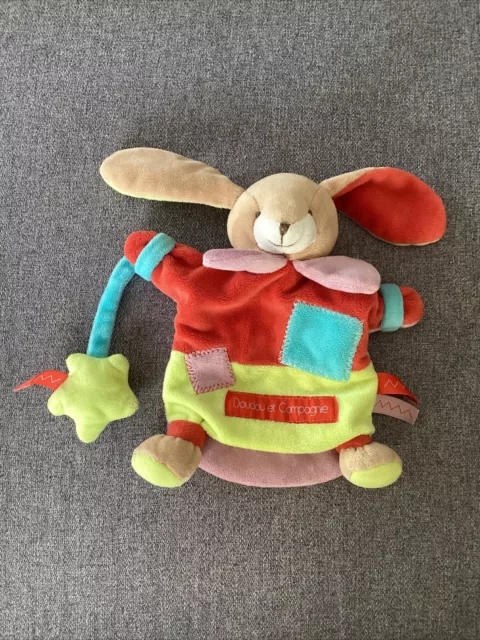 O/ doudou et compagnie lapin marionnette zig zag zigzag vert rouge bleu étoile