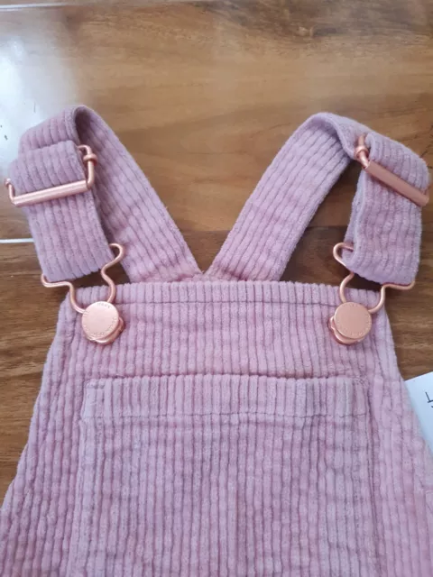 Brandneu mit Etikett NÄCHSTES Baby Mädchen 1,5-2 Jahre rosa Cord Latzhose Kleid 3