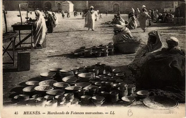 CPA AK MEKNES Marchands de Faiences marocaines MAROC (689395)