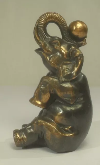 skurrile antike ELEFANTEN FIGUR mit BALL Zirkus ? Art Deco Skulptur verkupfert