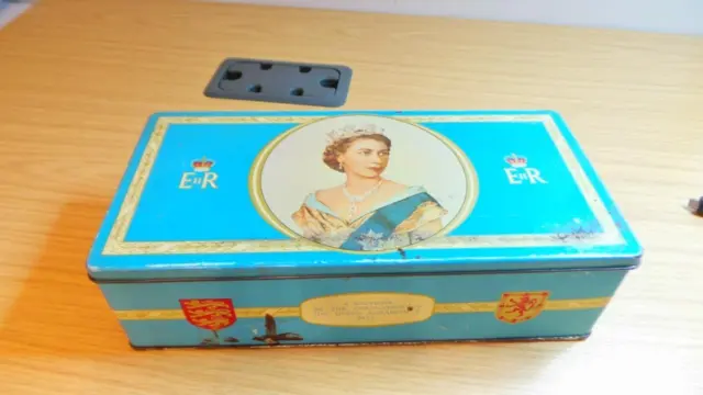 BK460: Queen Elizabeth 1953 Coronation Souvenir Meredith & Drew Biscuits Tin