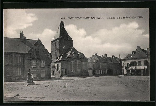 CPA Coucy-le-Chateau, Place de l´Hotel de Ville