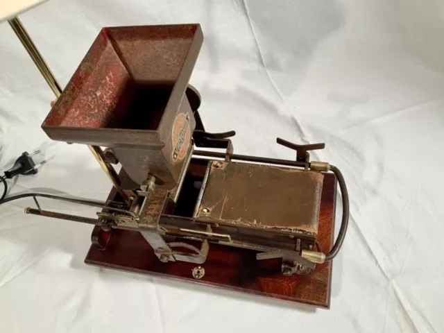 Lámpara mesa, antigua, creada sobre maquina de liar cigarrillos. 2