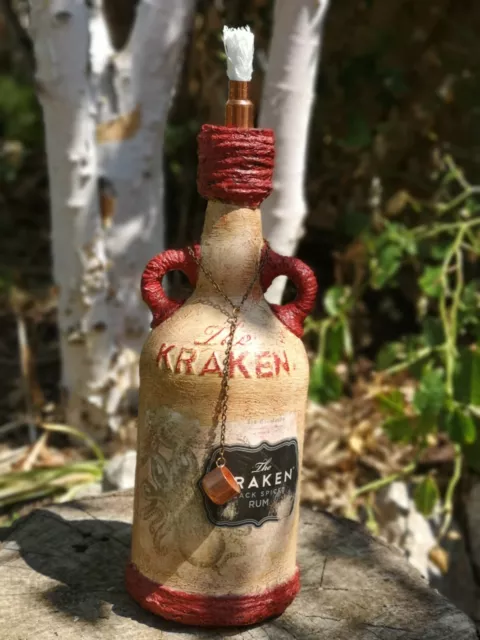 Bouteille peinte à la main Kraken Rum Tiki Torch minable chic vintage recyclée 2