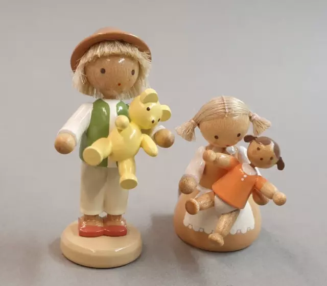 Original FLADE ERZGEBIRGE 2x Figuren Kinder mit Spielzeug Holz Volkskunst neuw.