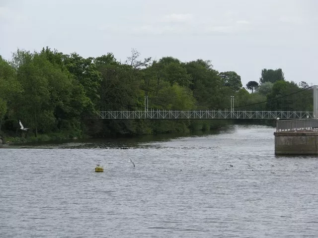 Photo 6x4 The River Exe flows over Trew's Weir Exeter  c2009