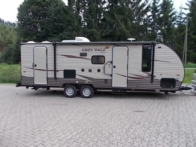 Wohnwagen Grey Wolf 23DBH aus USA mit Slide-out 1000 Kg Nutzlast