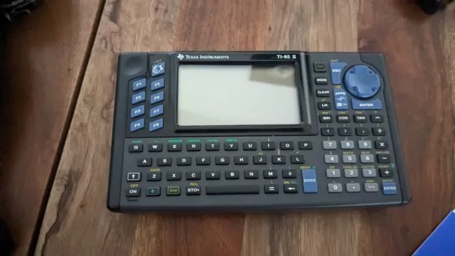 Calculatrice Ti 92 - Mathematique et Scientifique - TEXAS Instrument -fonctionne