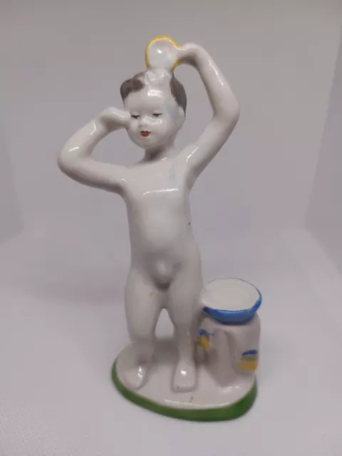 Antigua figura rusa de porcelana LFZ de la URSS de niño bañándose