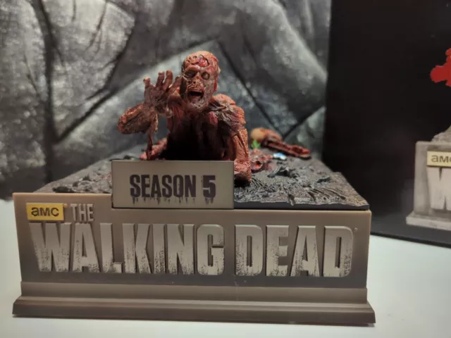 The Walking Dead - Season 5 NEW Blu-Ray 10-Disc Set & Asphalt Walker Figurine