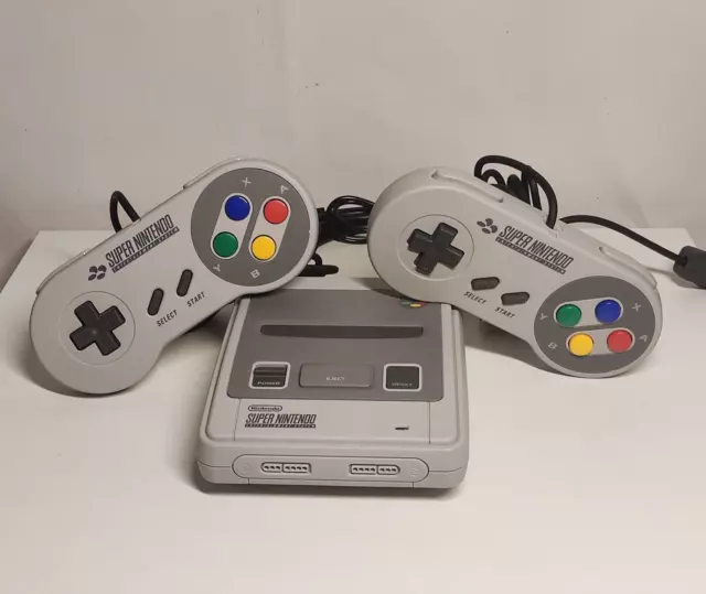 Nintendo SNES Classic Mini mit 21 vorinstallierten Spielen und 2 Controller Top