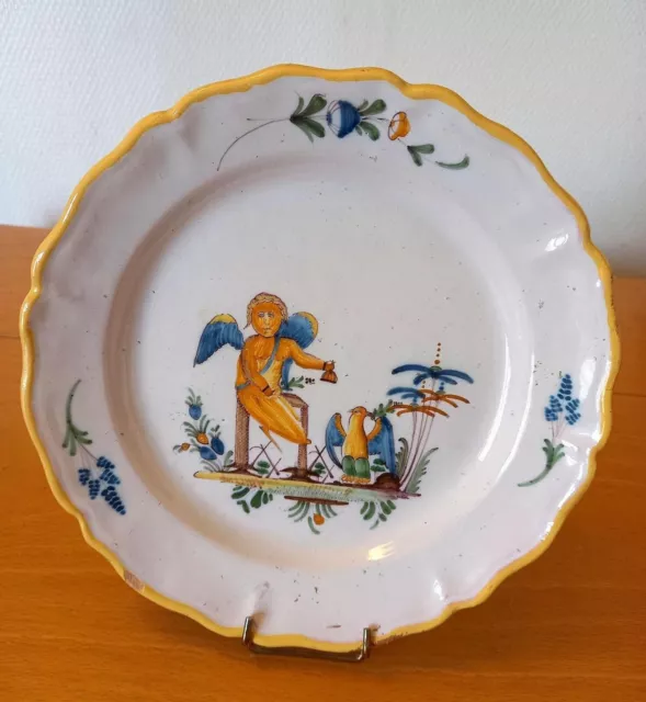 Assiette en faïence : Moustiers fin XVIIIème siècle.