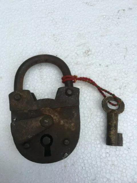 Antikes altes handgeschmiedetes Arbeitssammler-Eisenschloss mit Schlüssel