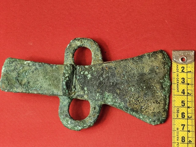 Antigua hacha de doble anillo edad de bronce península ibérica VII-VI aC