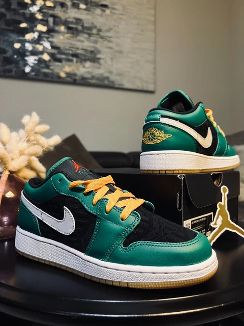 NIKE AIR JORDAN 1 Low SE Holiday Special 2022 GS : 4 US - 36 EU 100 %
