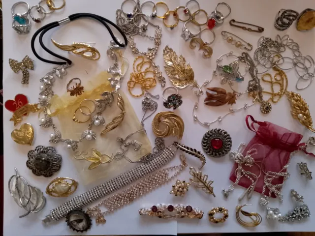 HOUSE CLEARANCE JOB LOT OF VINTAGE JEWELLERY. GOOD CONDITION. Also Victorian (25
