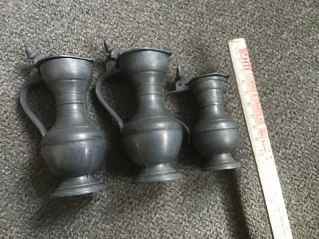 3 kleine Zinnkrüge mit Deckel und je 2 Eicheln am Griff, gepunzt