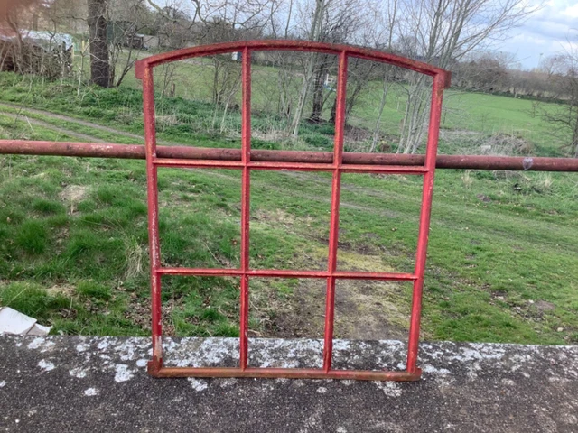 Antikes Stallfenster aus Gusseisen, Rundbogen, Gussfenster, 84cm x 68cm