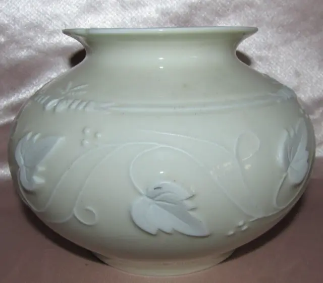 Vase boule teinte crème porcelaine Haviland décor feuilles en relief Impératrice