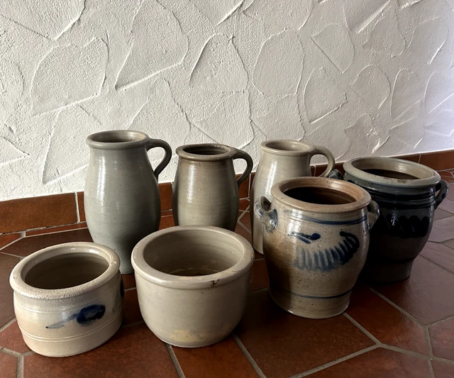 Konvolut 7 alte Steinguttöpfe, Schmalztopf, Krug, grau, mit Glasur