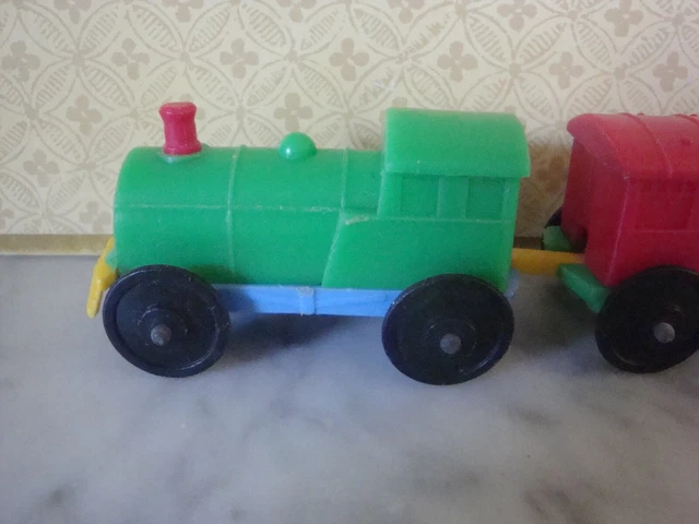 M8/ ancien jouet de bazar train en plastique made in gt britains vintage circuit
