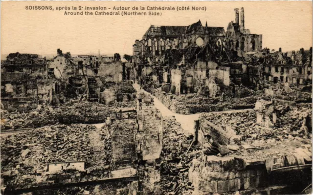 CPA MILITAIRE Soissons, aprés 2 invasion-Autour de la Cathédrale (316296)