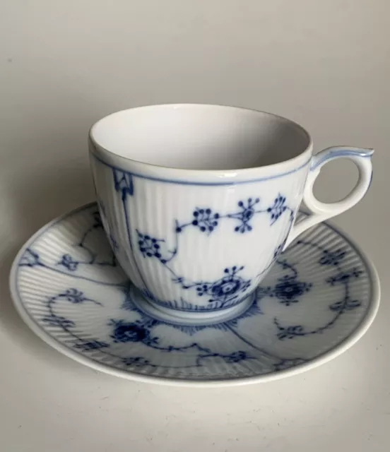 Royal Copenhagen Musselmalet Tasse UT 072 Kaffeetasse Halbspitze geriffelt