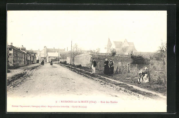 CPA Ressons-sur-le-Matz, Rue des Ecoles, vue de la rue