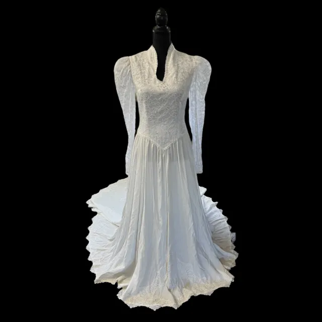 Vintage White High Neck Wedding Dress With Lace And Bead Detail Size 6/8