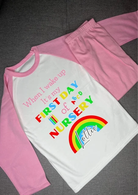 Personalizzato quando mi sveglio è il mio primo giorno di pigiama da asilo nido, pigiama rosa